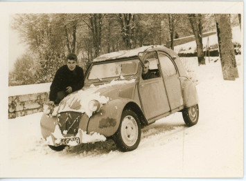 Ussel : jeunes gens en voiture dans la neige, 1965. Arch. dép. Corrèze, fonds Chadeyron, 46Fi/167/24, dépôt HCC.